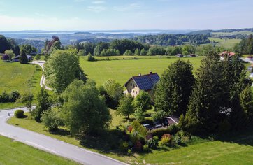  Außenansicht, Immobilie kaufen, Anwesen in Siegsdorf, Ehemaliges Spiegelberger Gütl, Mit großem Grundstück in Siegsdorf | © HausBauHaus GmbH