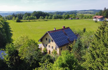 Außenansicht, Immobilie kaufen, Anwesen in Siegsdorf, Ehemaliges Spiegelberger Gütl, Mit großem Grundstück in Siegsdorf | © HausBauHaus GmbH