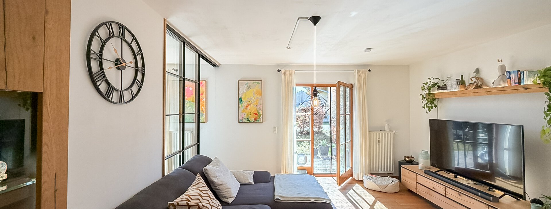 Wohnzimmer mit Zugang zur Terrasse - 3-Zimmer-Gartenwohnung in Tengling | © HausBauHaus GmbH Traunstein