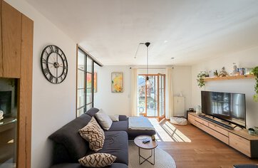 Wohnzimmer mit Zugang zur Terrasse - 3-Zimmer-Gartenwohnung in Tengling | © HausBauHaus GmbH Traunstein