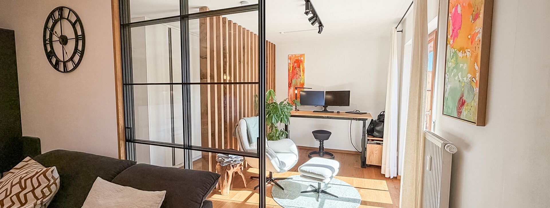 Loftglas-Schiebetür zwischen Wohnen und Arbeiten - 3-Zimmer-Wohnung in Tengling  | © HausBauHaus GmbH Traunstein