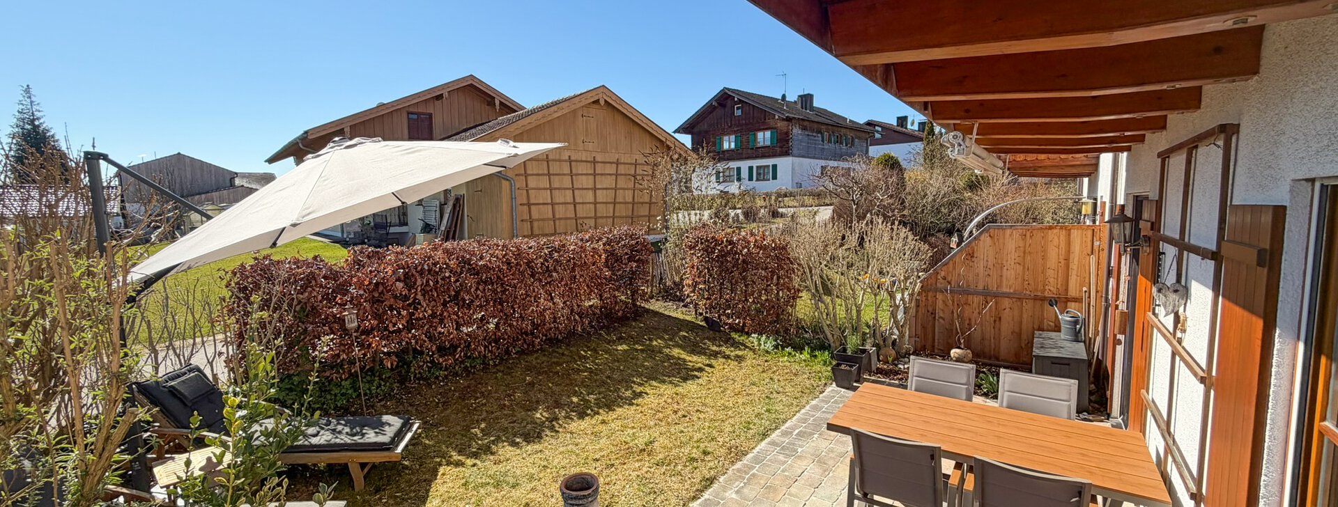 Terrasse und Gartenanteil in Süd- und Ostausrichtung I 3-Zimmer-Gartenwohnung in Tengling | © HausBauHaus GmbH Traunstein