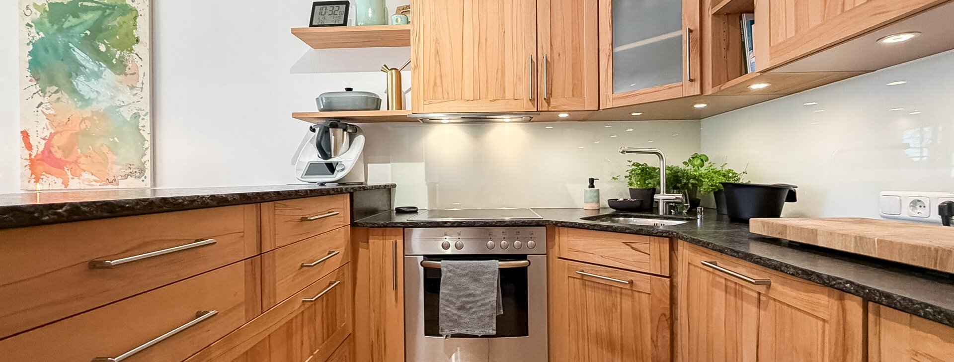 3-Zimmer-Gartenwohnung in Tengling - hochwertige Einbauküche vom Schreiner | © HausBauHaus GmbH Traunstein