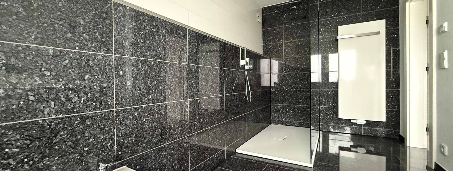 Badezimmer, 3-Zimmer-Wohnung, Eigentumswohnung, Immobilie kaufen, Traunreut  | © HausBauHaus GmbH 