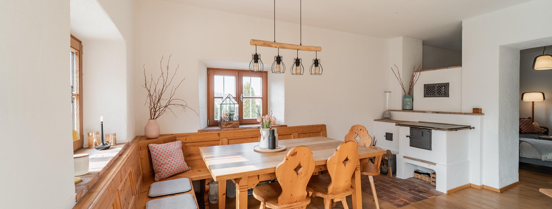 Landhaus im Chiemgau zum Kauf - Essbereich mit Grundofen | © FoxFlair
