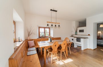Landhaus im Chiemgau zum Kauf - Essbereich mit Grundofen | © FoxFlair