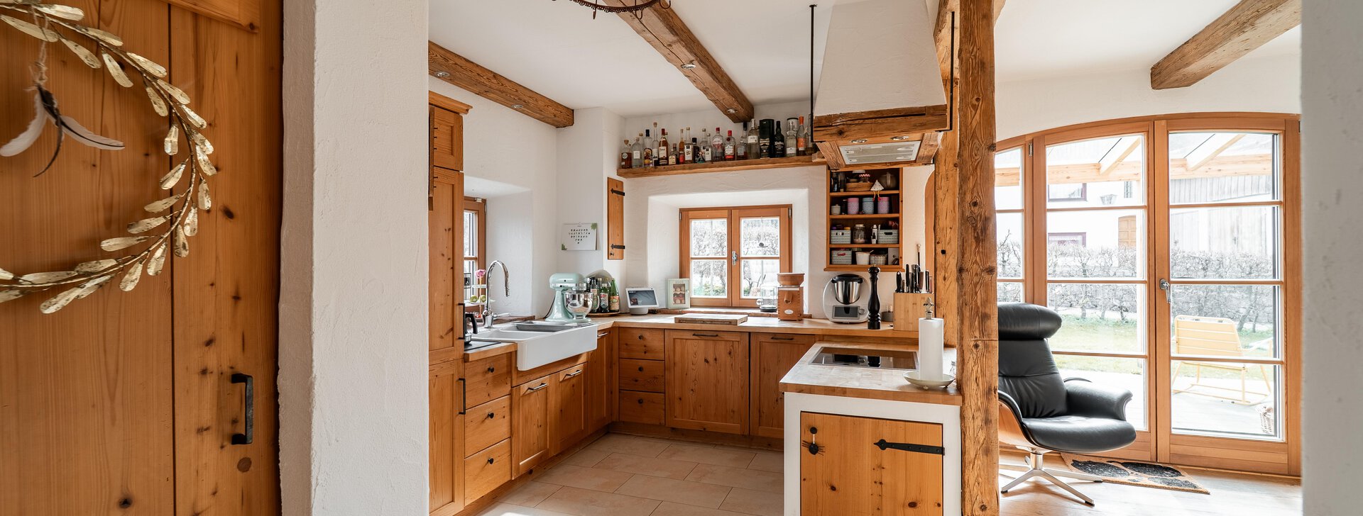 Landhaus im Chiemgau zum Kauf - lichtdurchflutete Küche | © FoxFlair