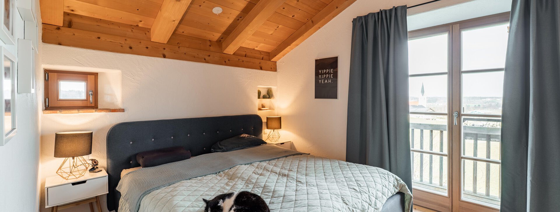 Landhaus im Chiemgau zum Kauf - Schlafzimmer | © FoxFlair
