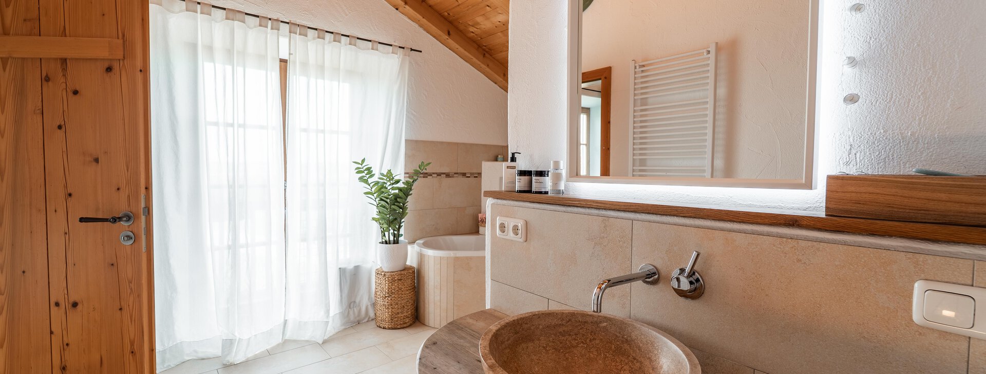 Landhaus im Chiemgau zum Kauf - großzügiges Badezimmer | © FoxFlair 