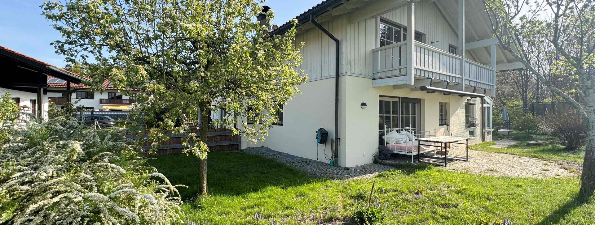 Außenansicht mit Garten, Einfamilienhaus mit Einliegerwohnung, Immobilie kaufen, Traunstein | © HausBauHaus GmbH 