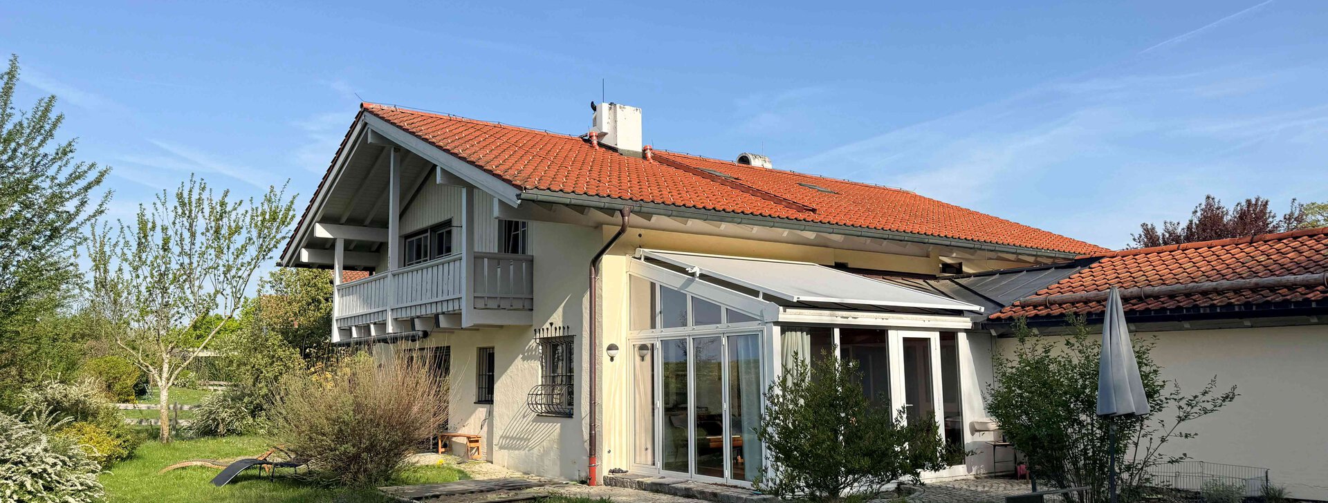 Außenansicht mit Garten, Einfamilienhaus mit Einliegerwohnung, Immobilie kaufen, Traunstein | © HausBauHaus GmbH 