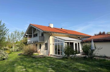 Außenansicht mit Garten, Einfamilienhaus mit Einliegerwohnung, Immobilie kaufen, Traunstein | © HausBauHaus GmbH 