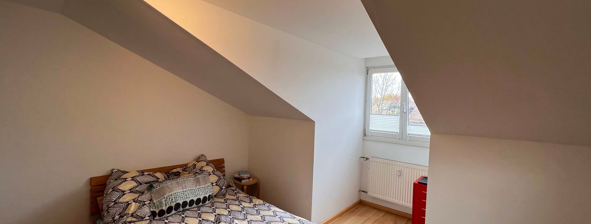 Schlafzimmer Dachgeschosswohnung in Traunstein, Immobilie mieten, Traunstein | © HausBauHaus GmbH