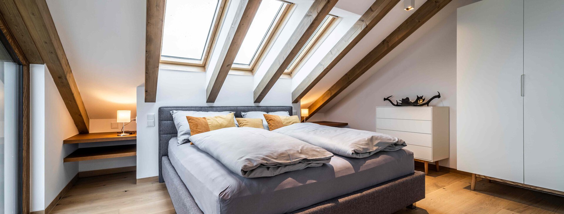 Schlafzimmer, Dachgeschosswohnung, Immobilie kaufen, Waging am See | © HausBauHaus GmbH 