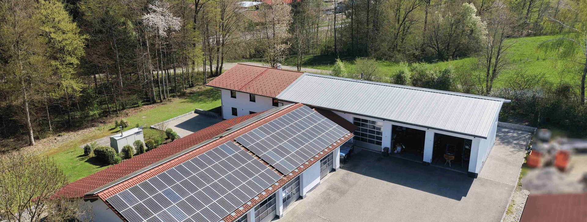 Gewerbe, Produktionshalle, Lagerhallen, Betriebsleiterwohnhaus, Wohnen am Gewerbe, Gewerbeimmobilie in Waging am See | © HausBauHaus GmbH