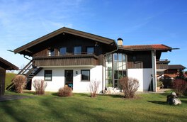 HausBauHaus Immobilienmakler Traunstein | Einfamilienhaus mit Einliegerwohnung verkaufen in Chieming